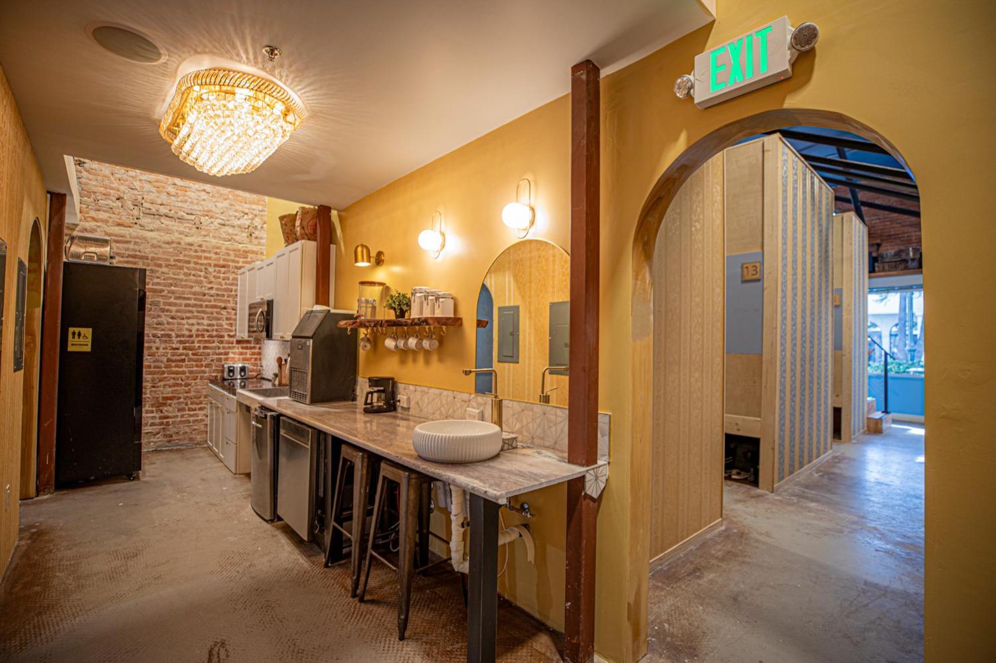 Social Stays - Santa Barbara'S First Hostel On State Street ภายนอก รูปภาพ