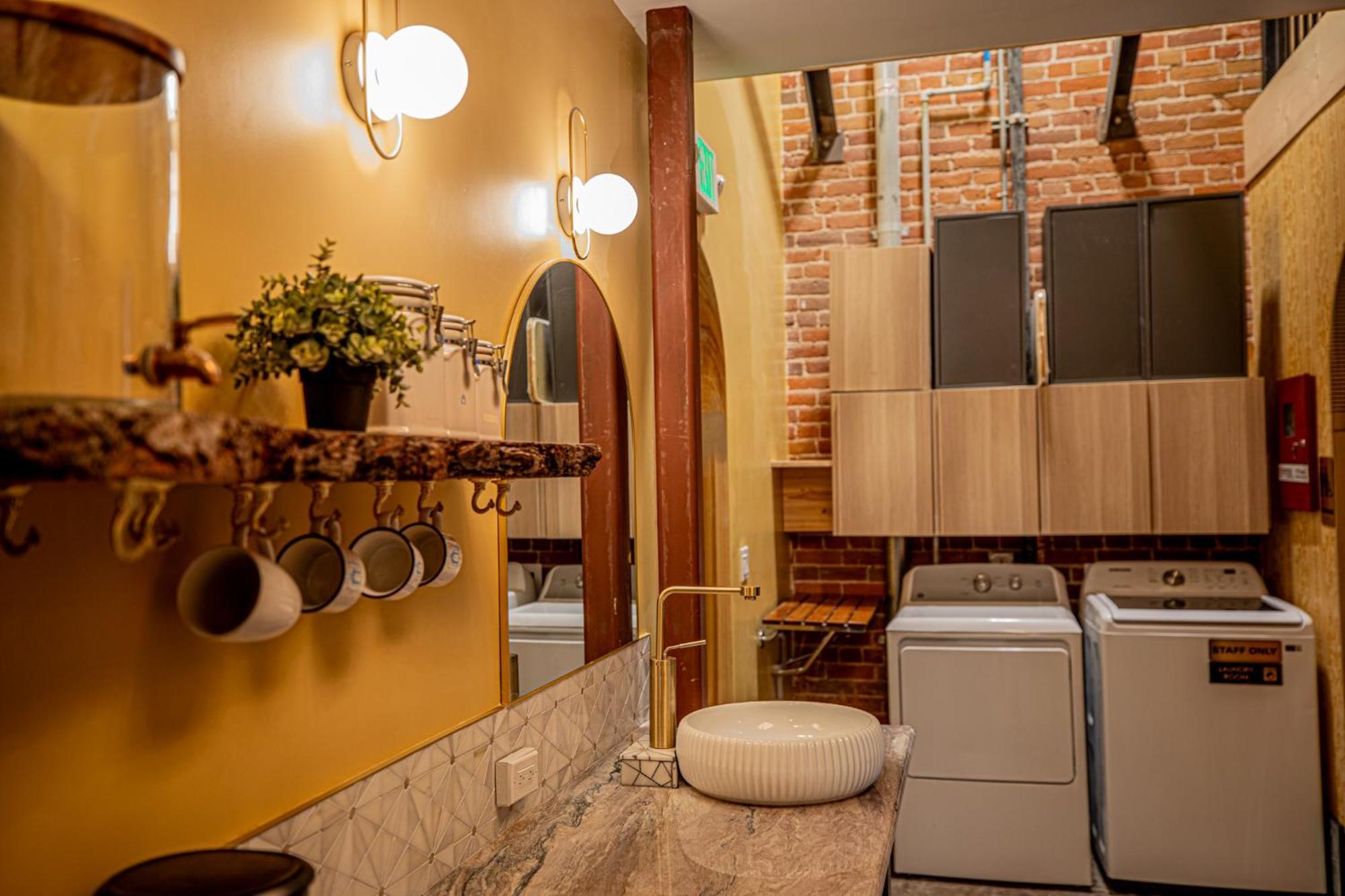 Social Stays - Santa Barbara'S First Hostel On State Street ภายนอก รูปภาพ